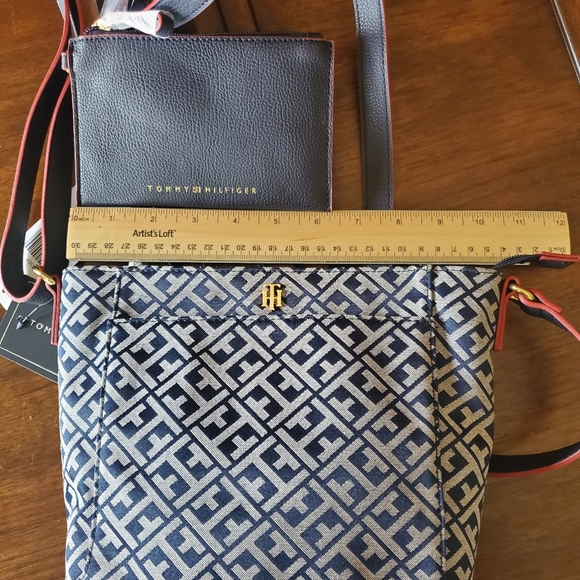 NEW Tommy Hilfiger Crossbody Bag - Picture 9 of 9